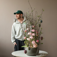 Пасхальная композиция с вербой, ранункулюсами и декоративными яйцами