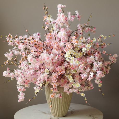Высокая интерьерная композиция с ветками сакуры