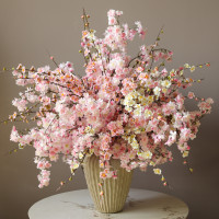 Высокая интерьерная композиция с ветками сакуры