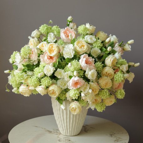 Интерьерная композиция с пионовидными розами и садовой гортензией