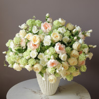 Интерьерная композиция с пионовидными розами и садовой гортензией