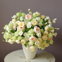 Интерьерная композиция с пионовидными розами и садовой гортензией