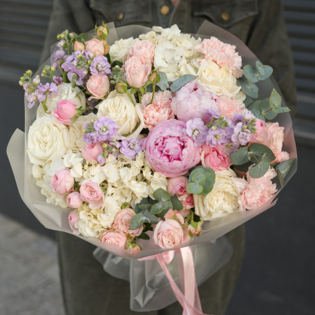 Круглый букет с пионами, сиреневой маттиолой и белыми розами