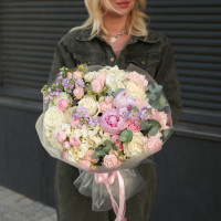 Круглый букет с пионами, сиреневой маттиолой и белыми розами