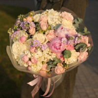 Круглый букет с пионами, сиреневой маттиолой и белыми розами