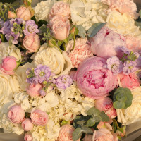 Круглый букет с пионами, сиреневой маттиолой и белыми розами