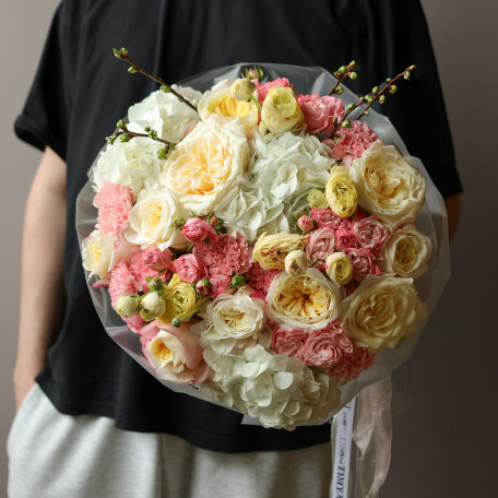 Круглый букет с миксом пионовидных молочных и розовых роз 