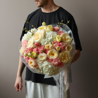 Круглый букет с миксом пионовидных молочных и розовых роз 