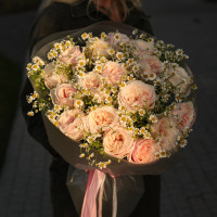 Круглый букет с пионовидными розами и матрикарией 