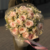 Круглый букет с пионовидными розами и матрикарией 