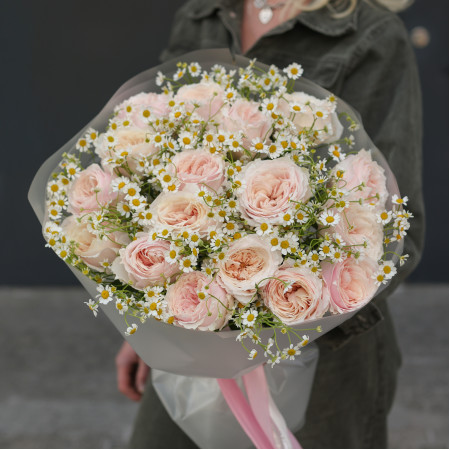 Круглый букет с пионовидными розами и матрикарией 