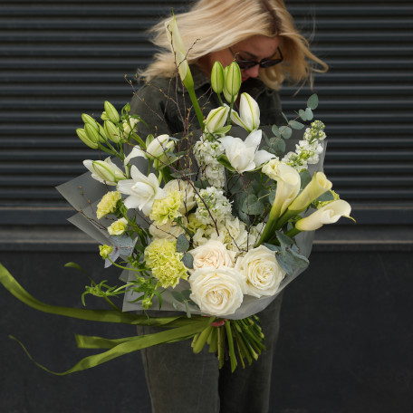 Свежий асимметричный букет с белыми каллами и лилиями 