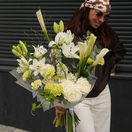 Свежий асимметричный букет с белыми каллами и лилиями 