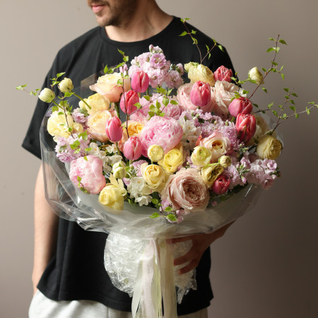 Круглый букет с розовыми пионами и тюльпанами оттенка лосось