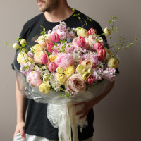 Круглый букет с розовыми пионами и тюльпанами оттенка лосось