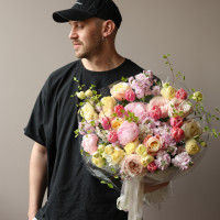 Круглый букет с розовыми пионами и тюльпанами оттенка лосось