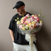 Круглый букет с розовыми пионами и тюльпанами оттенка лосось