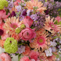 Круглый букет с ароматной сиренью и сиреневой маттиолой