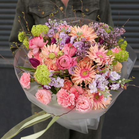 Круглый букет с ароматной сиренью и сиреневой маттиолой