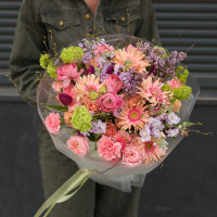 Круглый букет с ароматной сиренью и сиреневой маттиолой