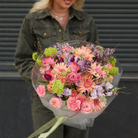 Круглый букет с ароматной сиренью и сиреневой маттиолой