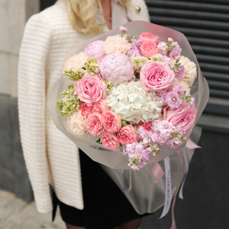 Круглый букет с пионовидными розами, сиренью и пионами