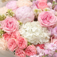 Круглый букет с пионовидными розами, сиренью и пионами