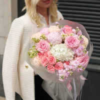 Круглый букет с пионовидными розами, сиренью и пионами