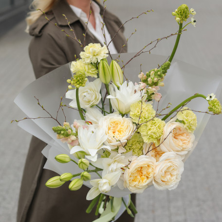 Букет с дельфиниумом, пионовидными лилиями и пионовидными розами