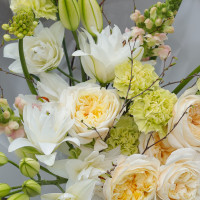 Букет с дельфиниумом, пионовидными лилиями и пионовидными розами