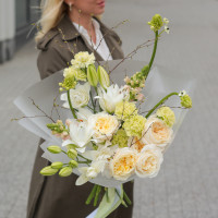 Букет с дельфиниумом, пионовидными лилиями и пионовидными розами