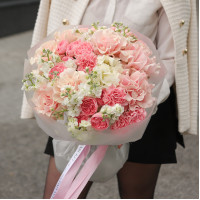 Круглый букет в французскими розами, диантусом и маттиолой