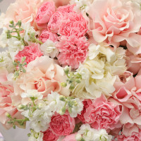 Круглый букет в французскими розами, диантусом и маттиолой