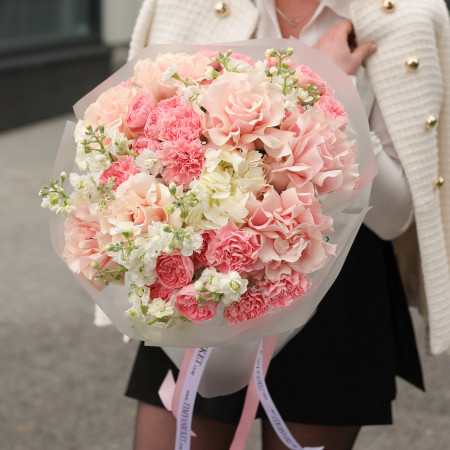 Круглый букет в французскими розами, диантусом и маттиолой