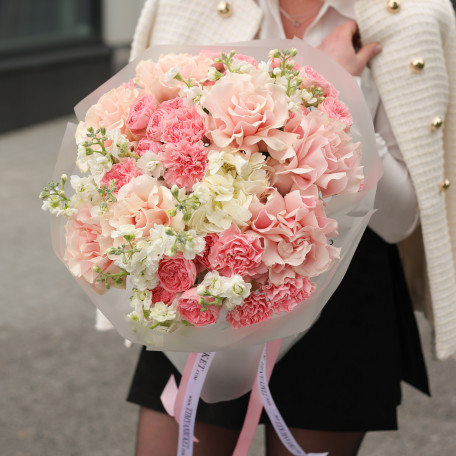 Круглый букет в французскими розами, диантусом и маттиолой