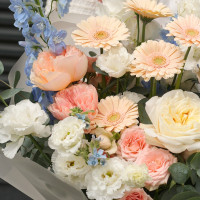 Авторский букет с дельфиниумом, герберами и пионовидными розами