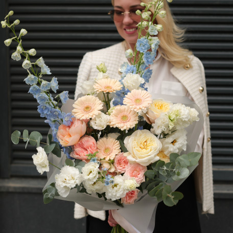 Авторский букет с дельфиниумом, герберами и пионовидными розами
