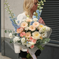 Авторский букет с дельфиниумом, герберами и пионовидными розами