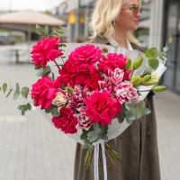 Букет с французскими розами и пионовидными лилиями