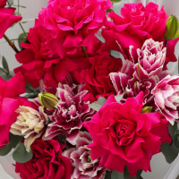 Букет с французскими розами и пионовидными лилиями