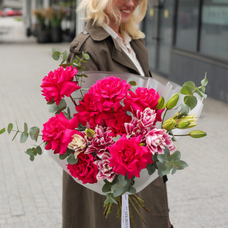 Букет с французскими розами и пионовидными лилиями