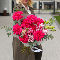 Букет с французскими розами и пионовидными лилиями