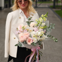 Букет с пионовидными розами, орхидеями и маттиолой