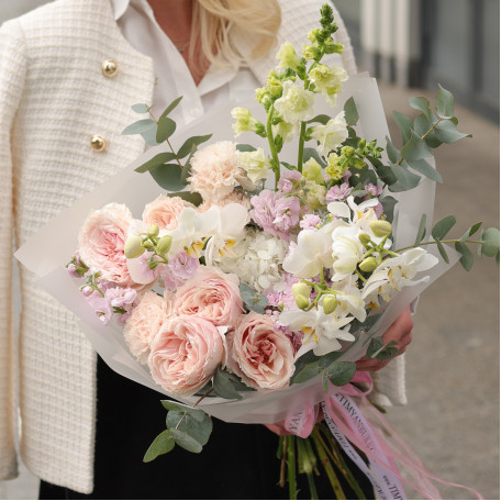 Букет с пионовидными розами, орхидеями и маттиолой