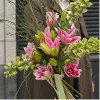 Букет без упаковки с пионовидными лилиями и фритиллярией