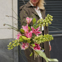 Букет без упаковки с пионовидными лилиями и фритиллярией