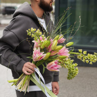 Букет без упаковки с пионовидными лилиями и фритиллярией