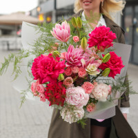 Букет с французскими розами, пионами и пионовидными лилиями