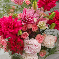 Букет с французскими розами, пионами и пионовидными лилиями