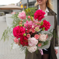 Букет с французскими розами, пионами и пионовидными лилиями